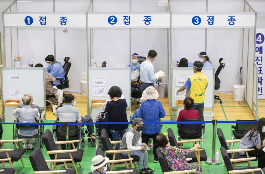 16일 오전 서울 노원구민체육센터에 마련된 백신접종센터에서 백신 접종이 진행되고 있다. 연합뉴스